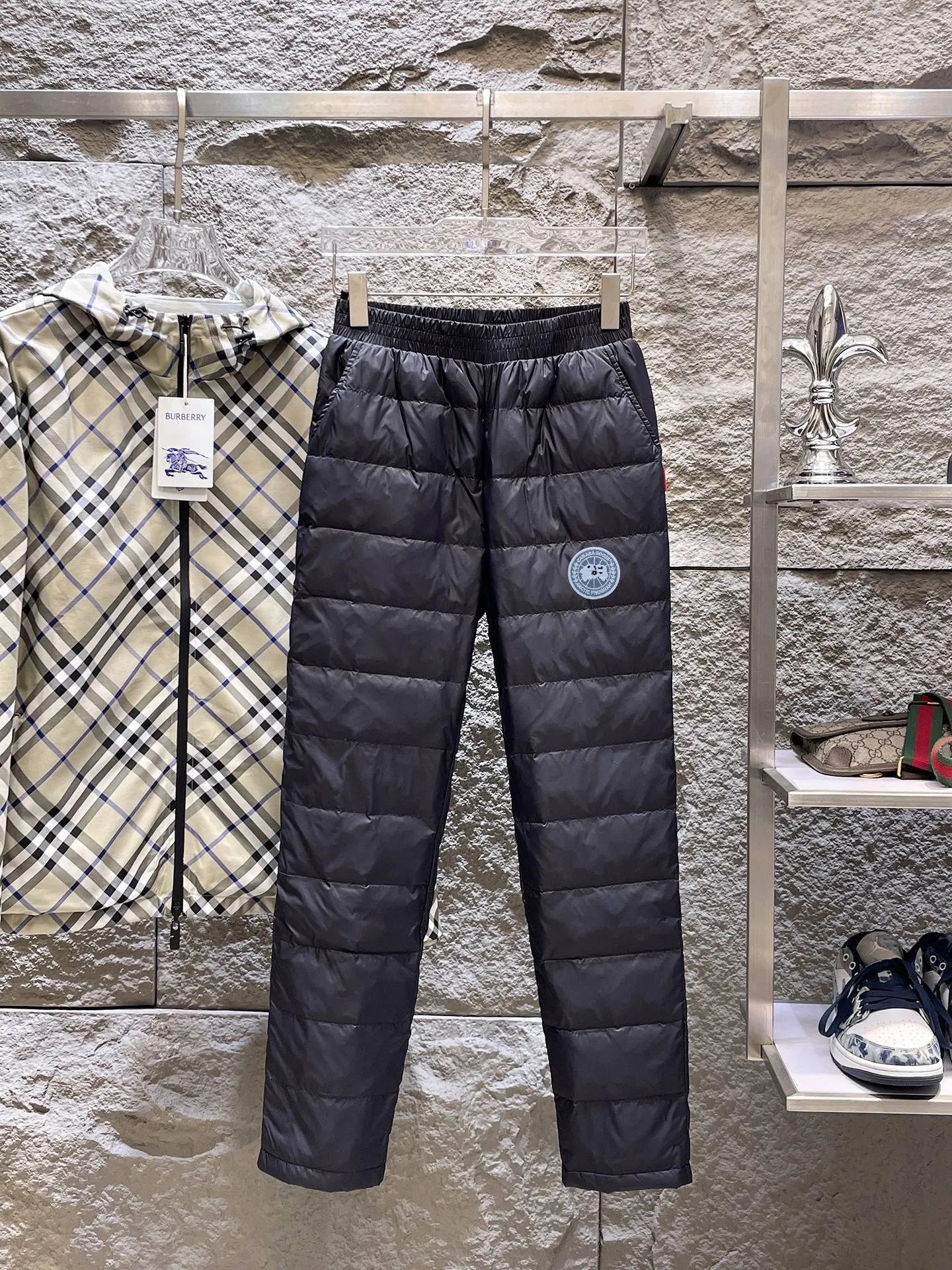 P490 Big Goose🇨🇦🌹25 new autumn and winter thickened warm down pants are here🔥Winter essential outdoor windproof, lockable and warm. Made of professional-grade outdoor windproof, waterproof and breathable fabric. Lining 90% white duck down filling. Lightweight design. Lightweight and warm. Seamless gluing process on the inside. Made of light and gall-free anti-drilling fabric to effectively prevent velvet running. Original hardware accessories. Classic logo matching. Simple and versatile, the upper body is stylish and not bloated. The style is the same for men and women! Size: M-3XL.